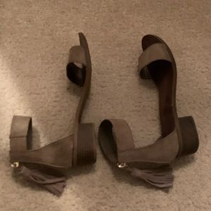 Tan sandals with fringe detailing 7.5